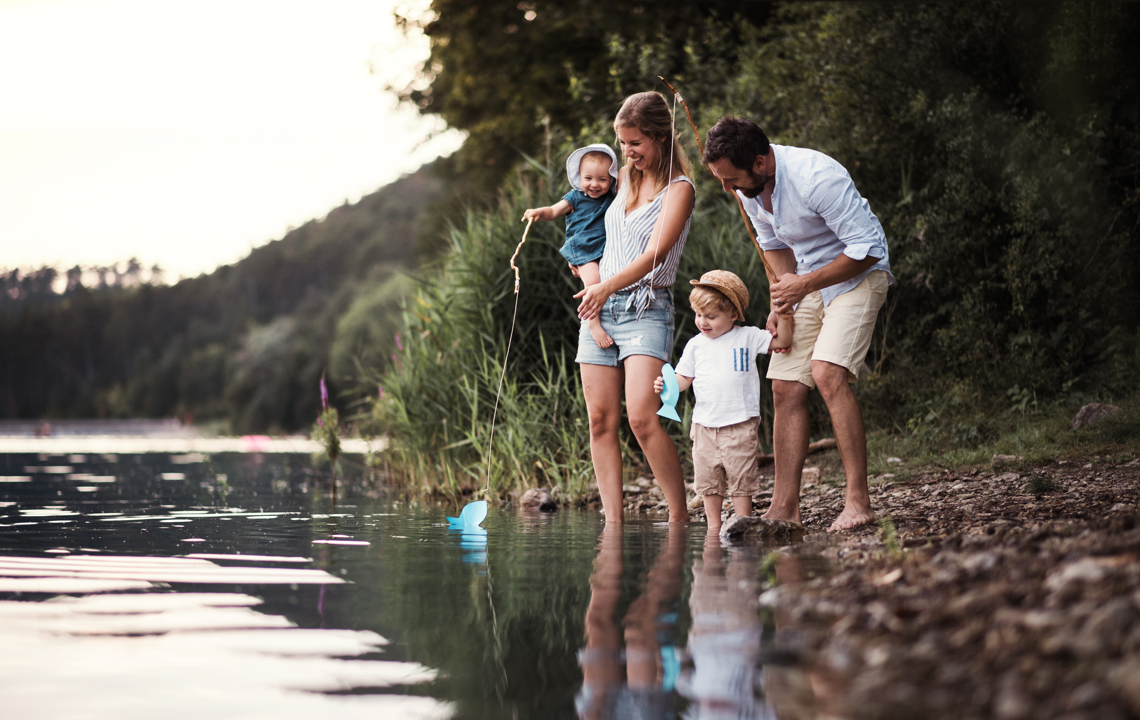 Familie fisker ved sø Familie fisker ved sø