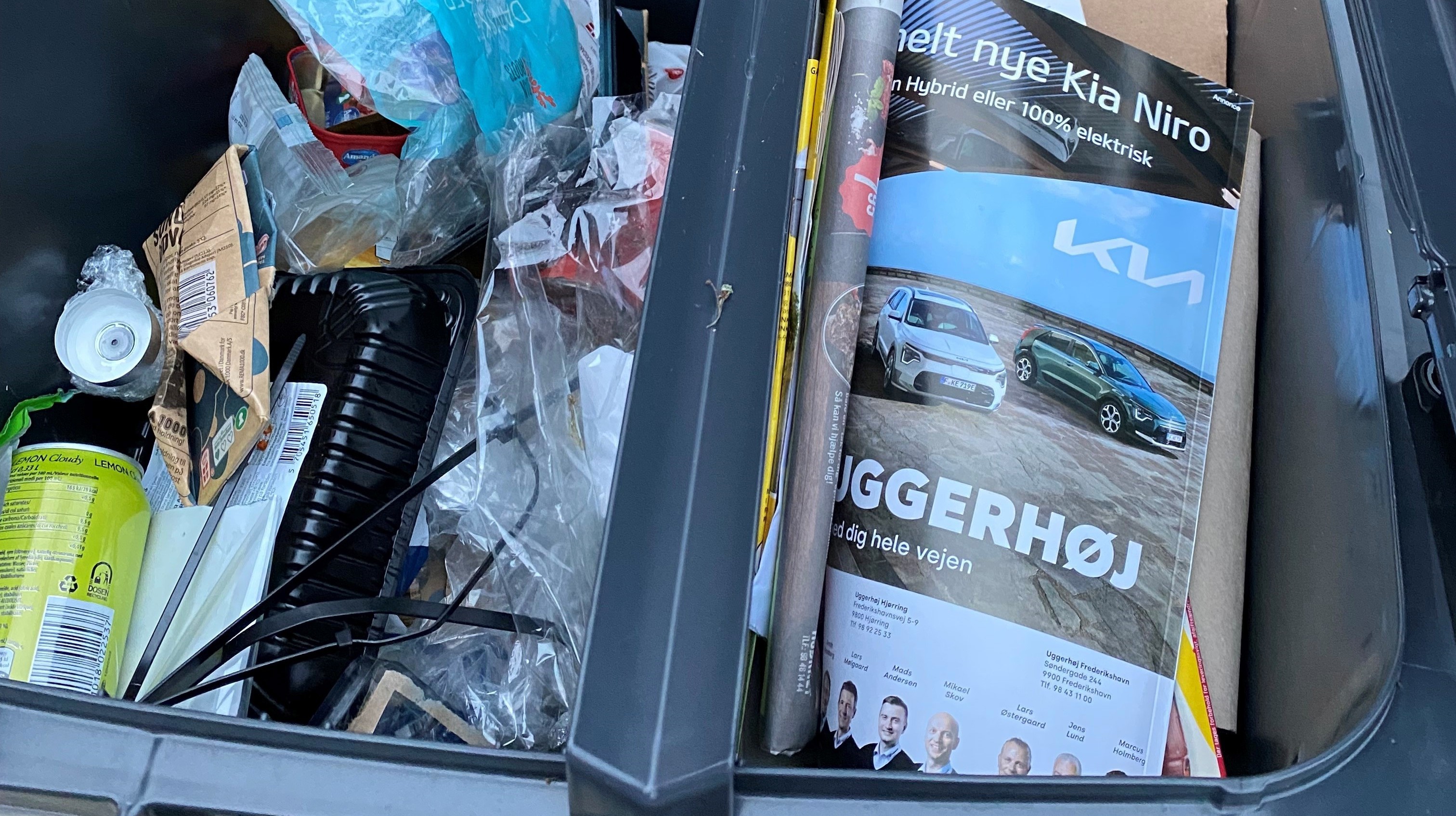 Affaldsbeholder med sortering af plast, kartoner, metal og pap og papir Affaldsbeholder med sortering af plast, kartoner, metal og pap og papir
