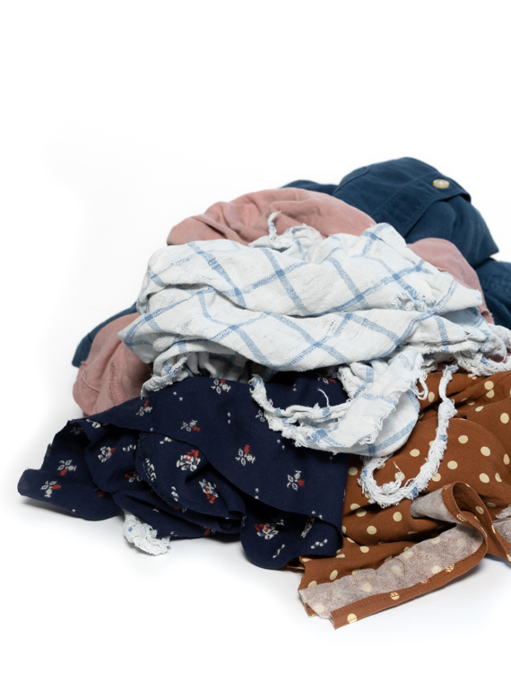 Tekstilaffald i bunke indsamlet til sortering Tekstilaffald i bunke indsamlet til sortering