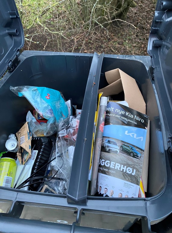 Affaldsbeholder med sortering af plast, kartoner, metal og pap og papir Affaldsbeholder med sortering af plast, kartoner, metal og pap og papir