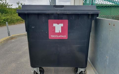 Indsamling af tekstil i container på genbrugspladsen Indsamling af tekstil i container på genbrugspladsen