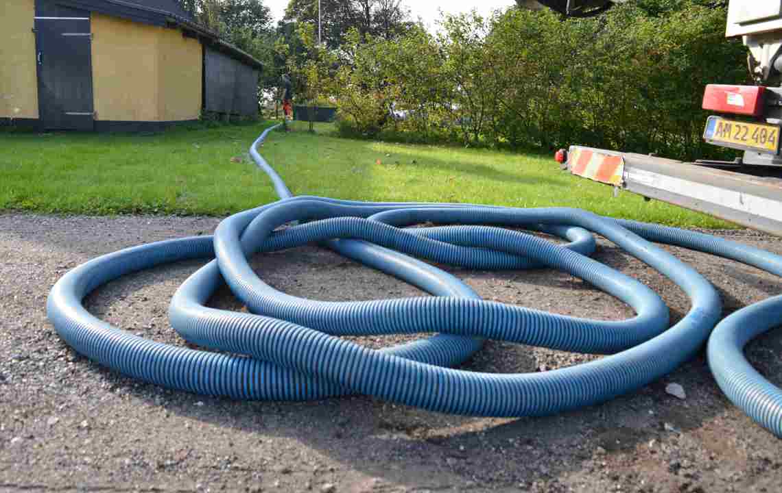 Entreprenør gør klar til tømning Entreprenør gør klar til tømning
